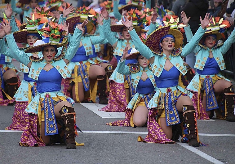 Brillantez y participación en el desfile del Carnaval Romano, con la comparsa Travesuras como ganadora